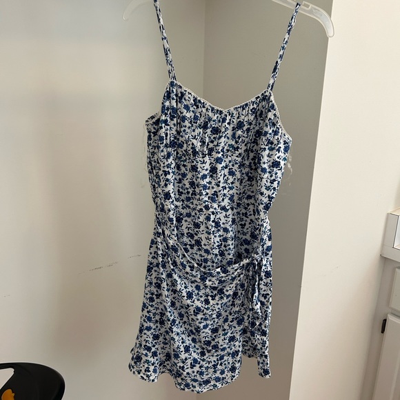 Blue floral Altar’d State Romper WORN TWICE IN VERY GOOD CONDITION - Picture 4 of 8